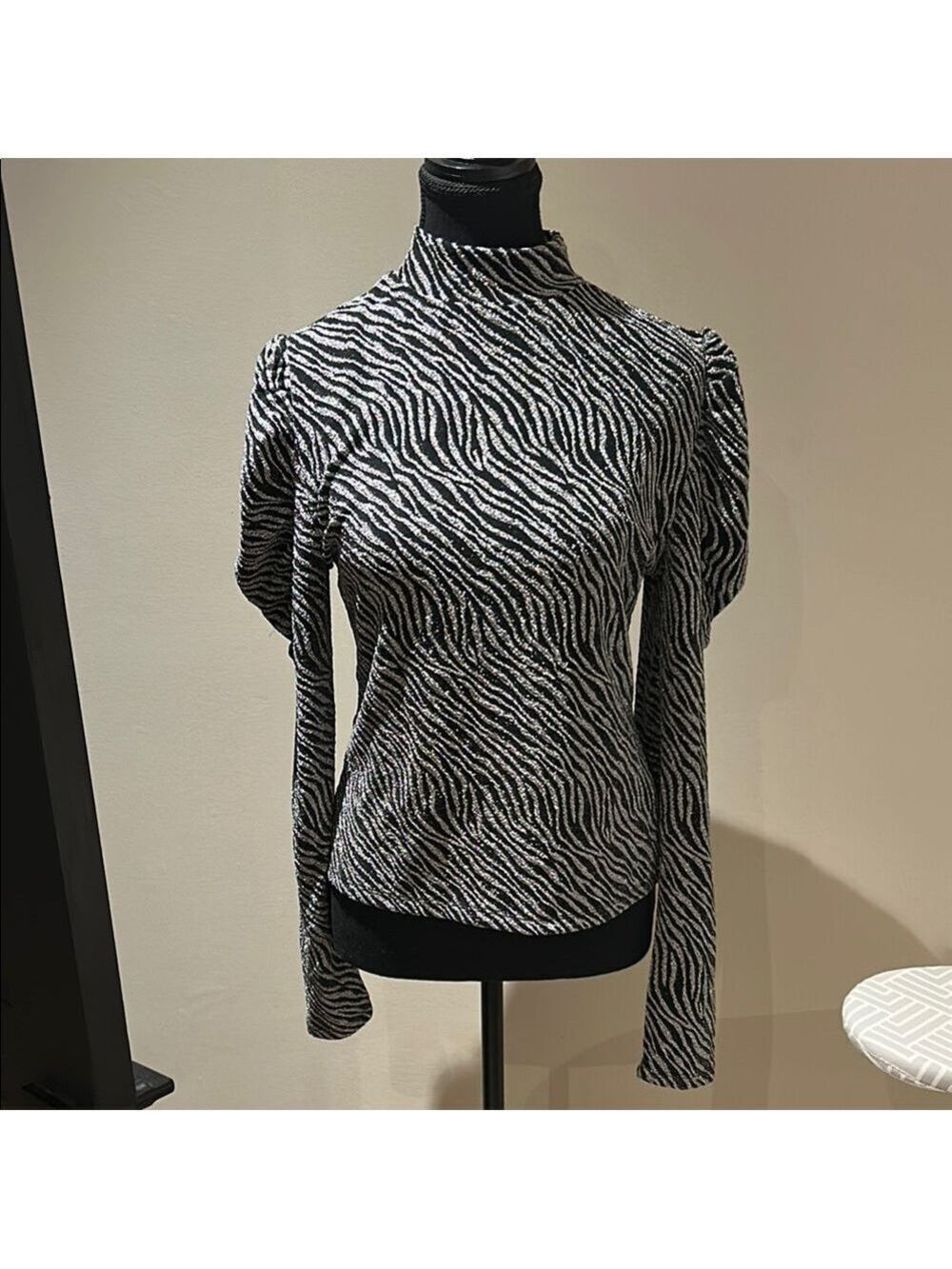 Suzy Shier Black and White Puff Sleeve Fitted Blouse